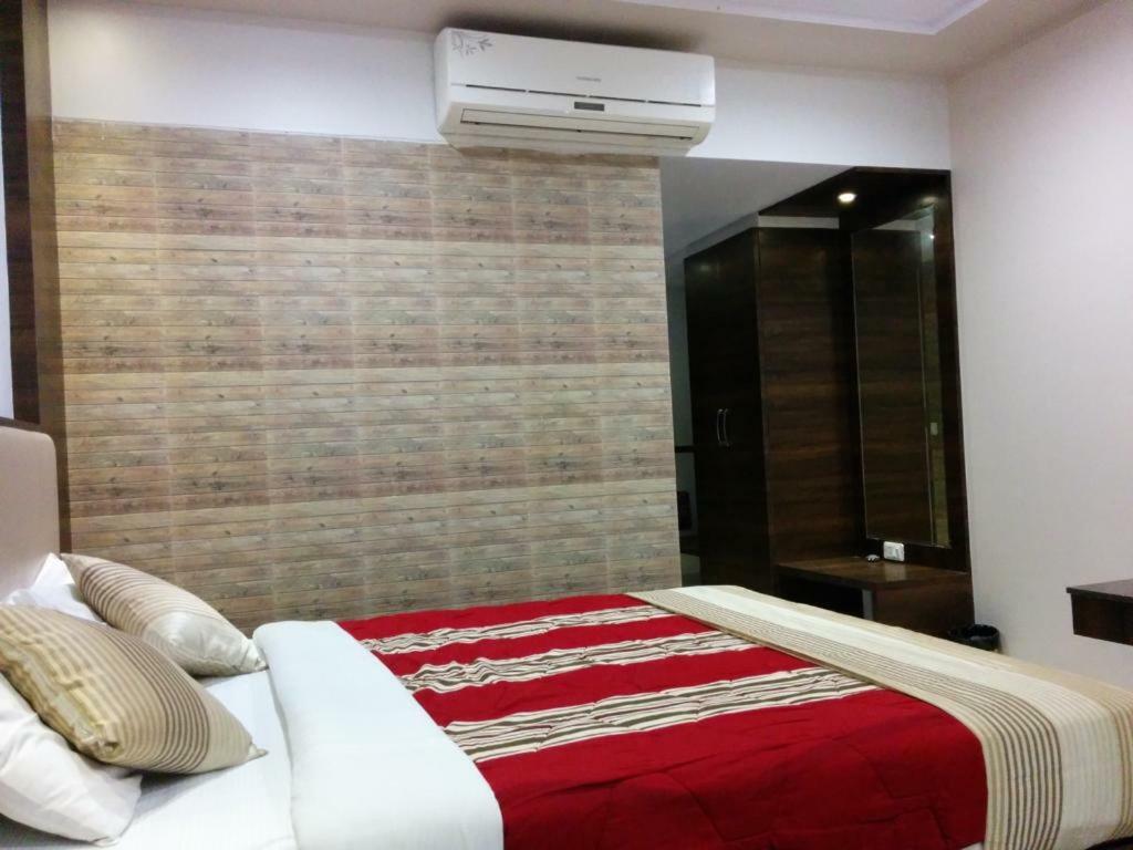 Usha Ascot Hotel Матеран Екстериор снимка