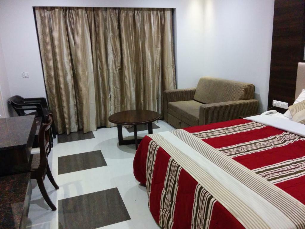 Usha Ascot Hotel Матеран Екстериор снимка
