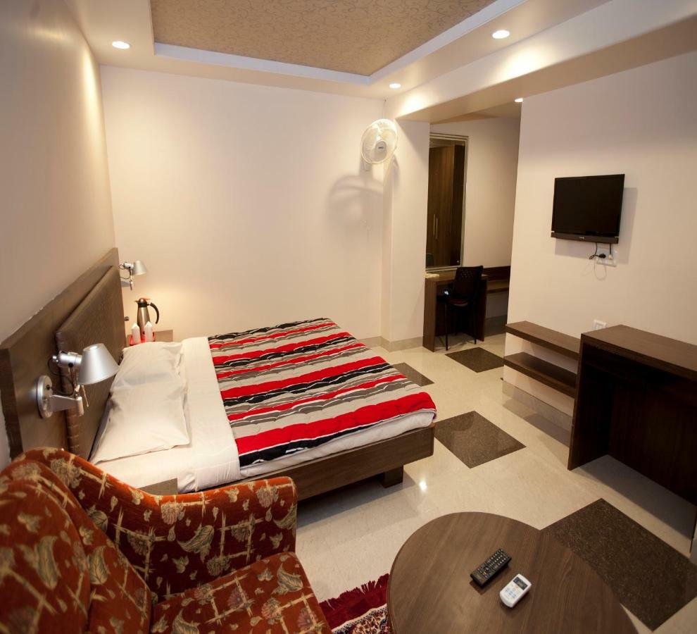 Usha Ascot Hotel Матеран Екстериор снимка