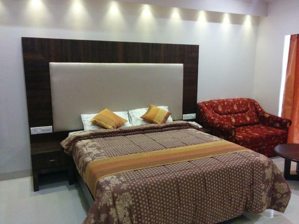 Usha Ascot Hotel Матеран Екстериор снимка