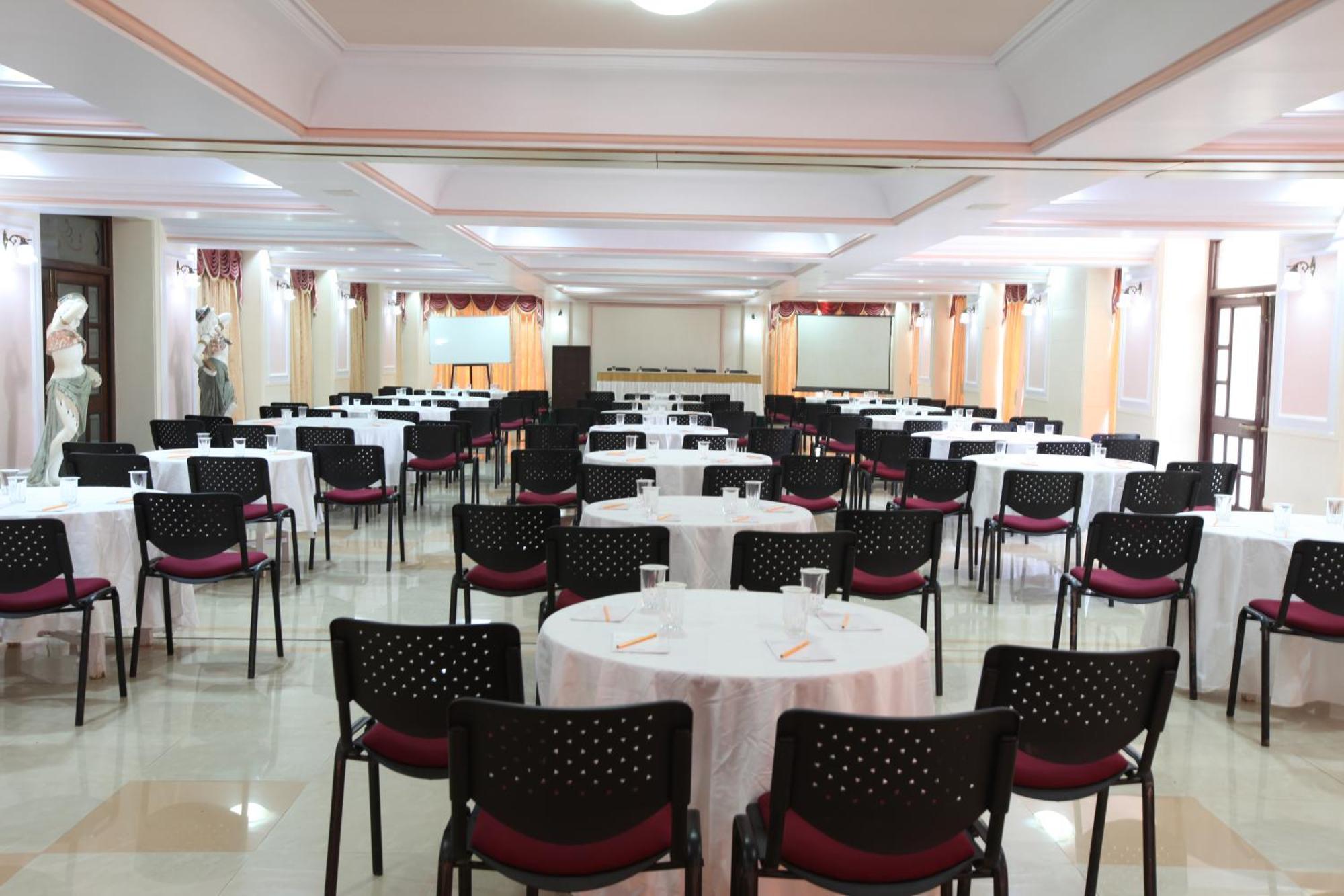 Usha Ascot Hotel Матеран Екстериор снимка