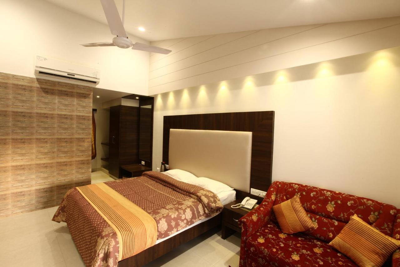 Usha Ascot Hotel Матеран Екстериор снимка