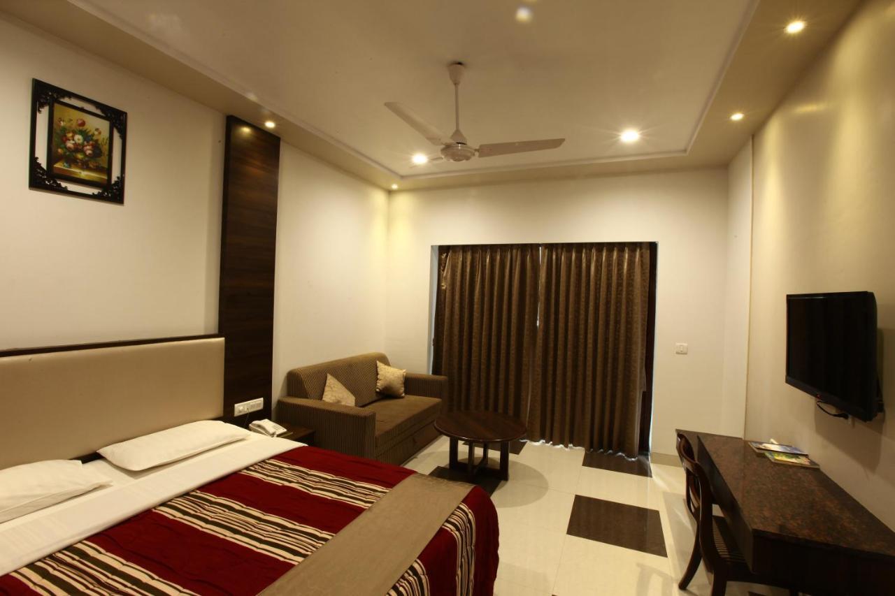 Usha Ascot Hotel Матеран Екстериор снимка