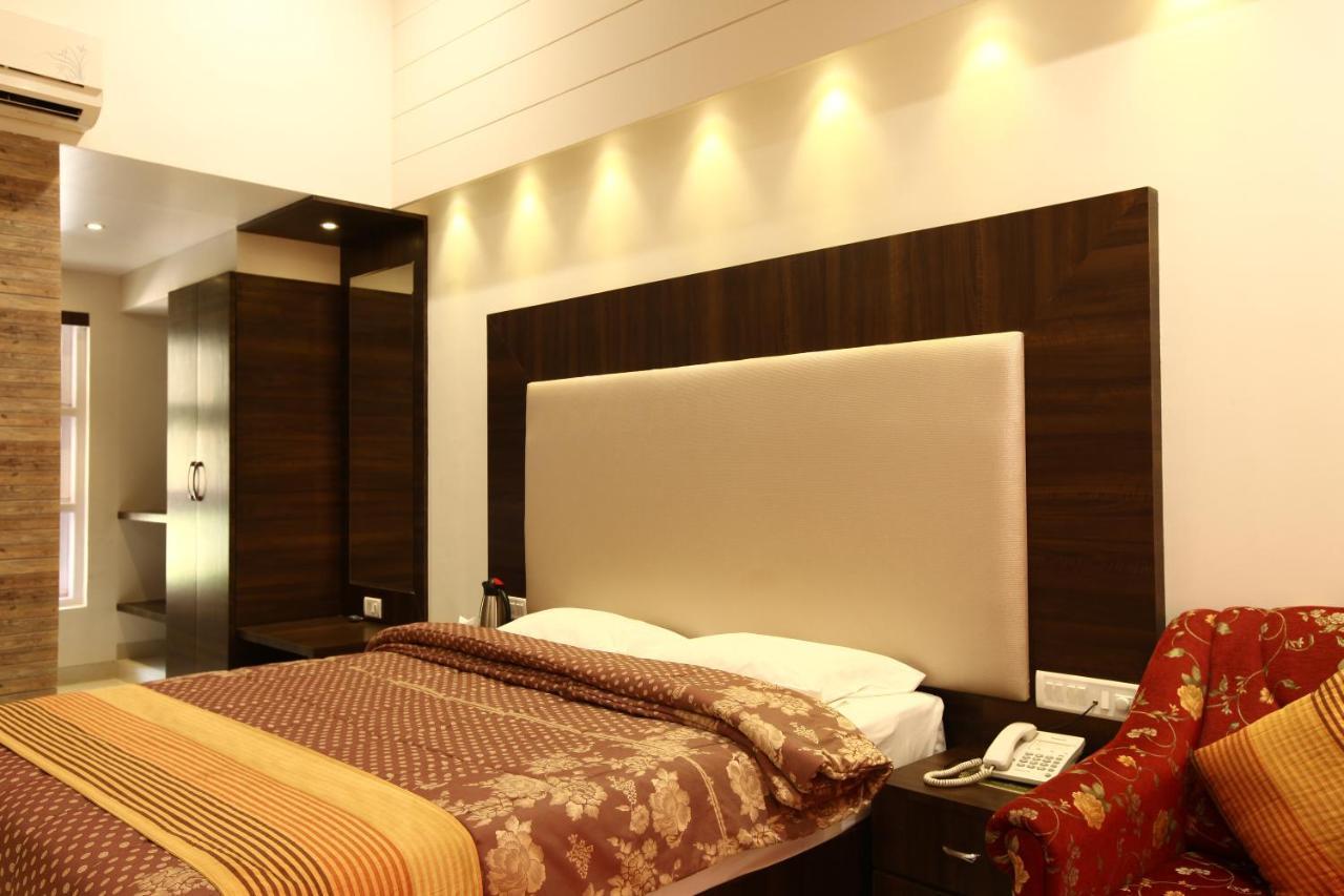 Usha Ascot Hotel Матеран Екстериор снимка